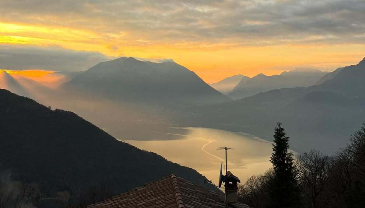 Chalet La Terrazza Vista Lago เบลลาโน ภายนอก รูปภาพ
